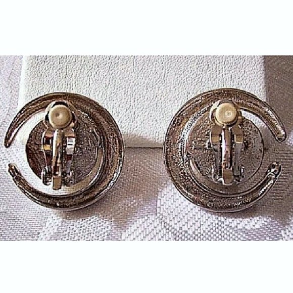Richelieu Pearl Moon Clip On Earrings Silver Tone Vintage Padded Open Ring Round - Picture 2 of 2